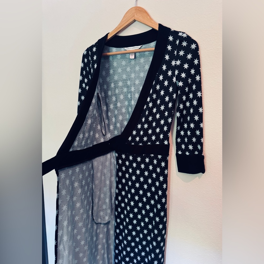 DVF Star Pattern Classic Wrap Dress with Pockets - Picture 4 of 10
